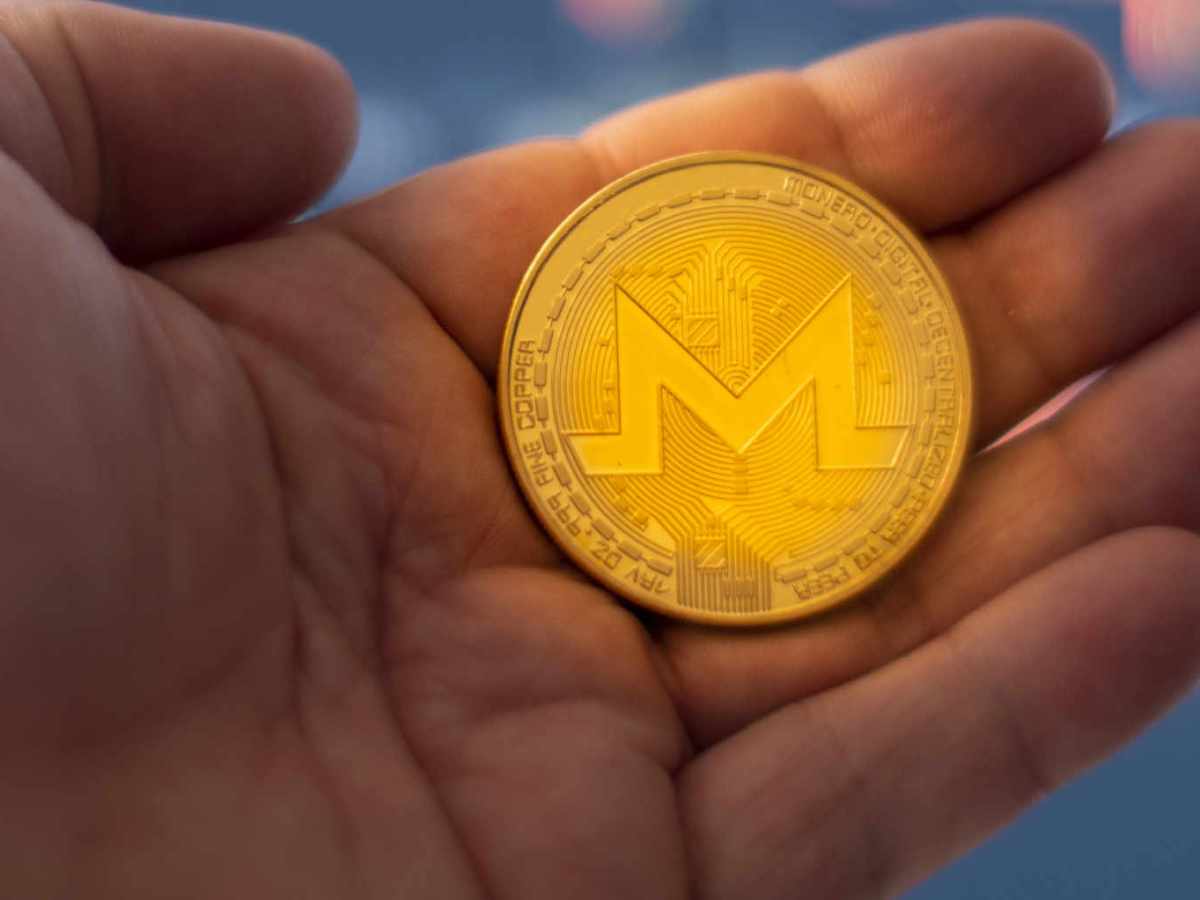 moeda monero na mão
