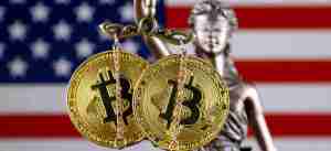 Legislação bitcoin e bandeira dos Estados Unidos no fundo