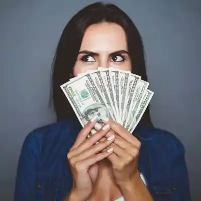 Lastro - mulher segurando notas de dólar
