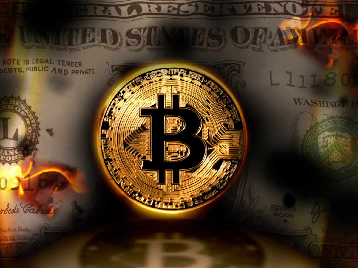 Dólar queimando e bitcoin no meio