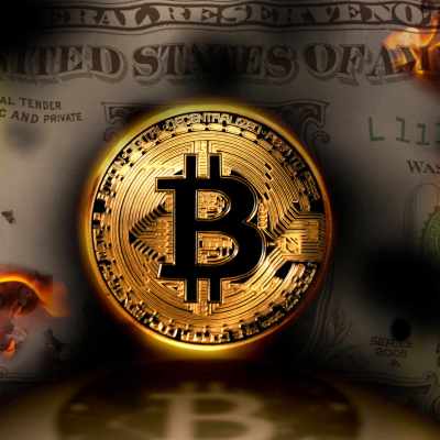 Dólar queimando e bitcoin no meio