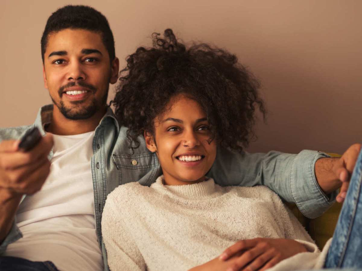 Homem e mulher assistindo Youtube