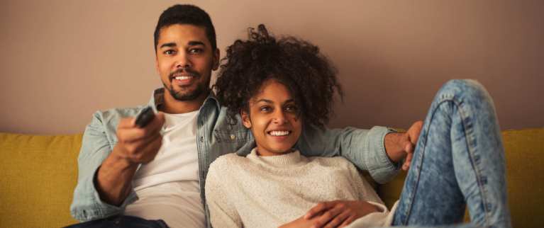 Homem e mulher assistindo Youtube