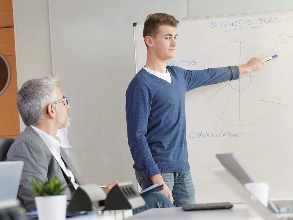 jovem apresentando trabalho de economia