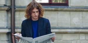 homem lendo jornal sobre bitcoin