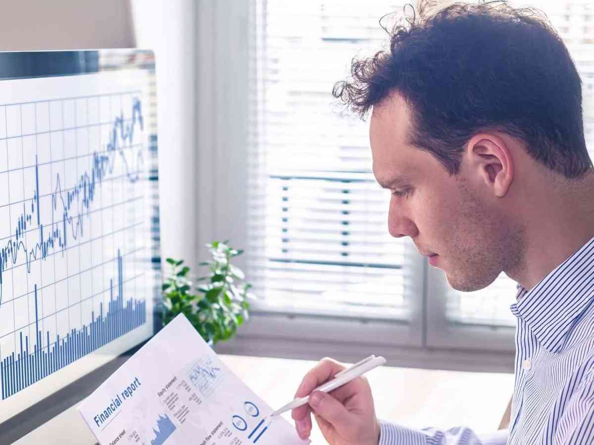 visão de mercado Google: homem analisando gráficos