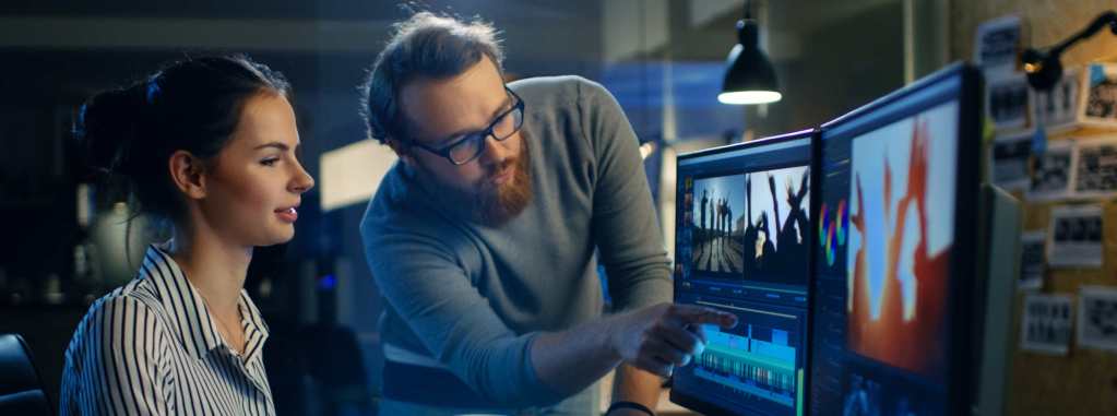 homeme e mulher editando vídeo paratii