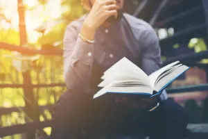 como investir melhor - homem lendo livro