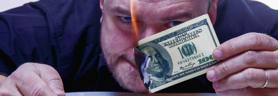 Pessoa queimando dólar por stablecoin