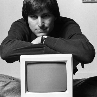 Steve Jobs e o primeiro computador da Apple, o Macintosh