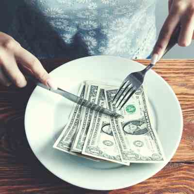 Economia no cotidiano - Dólar em um prato de comida