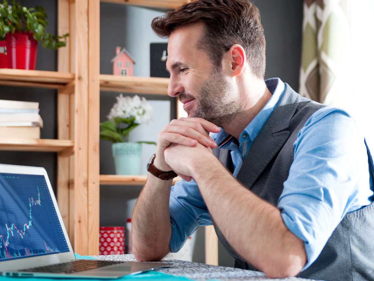 homem olhando para computador - renda passiva