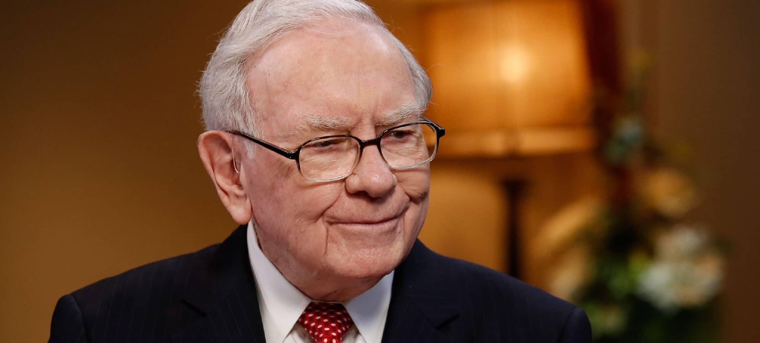 Warren Buffet registra pior ano da década enquanto acumula US$ 128 bilhões