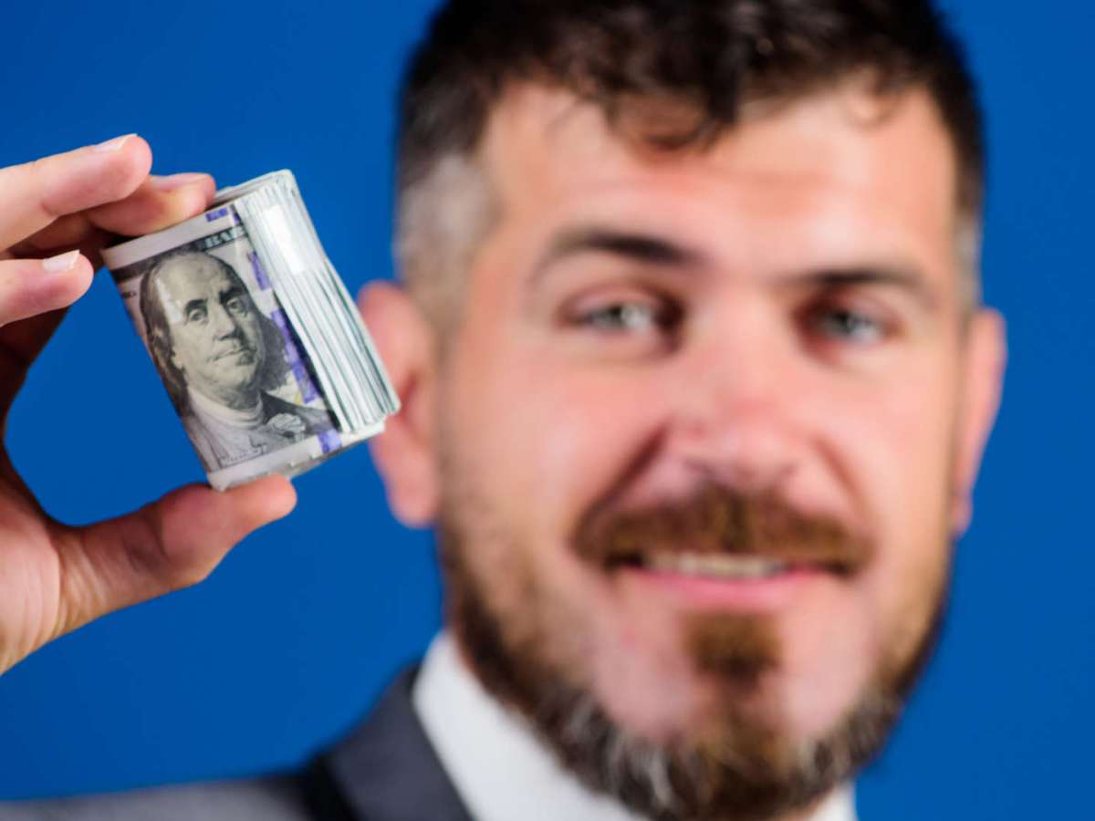 Pessoa com dólar, empréstimo bitcoin