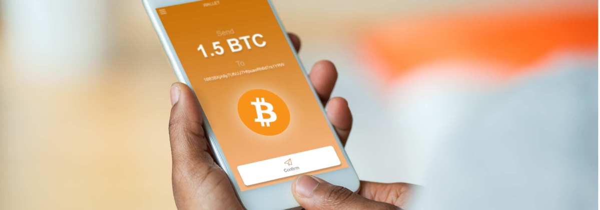 pessoa enviando bitcoin