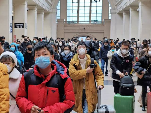chineses com máscara coronavirus