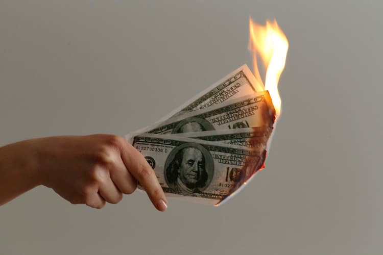 dinheiro queimando