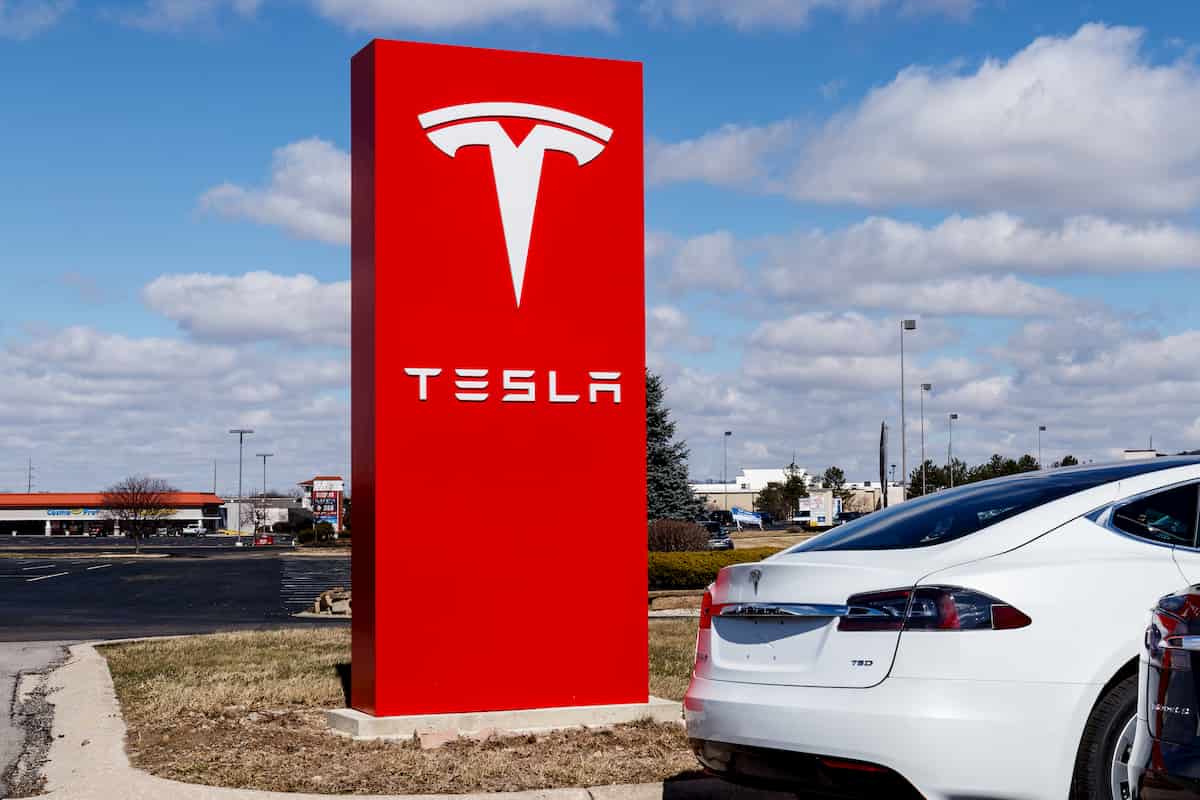 Ações da Tesla caem com queda no petróleo