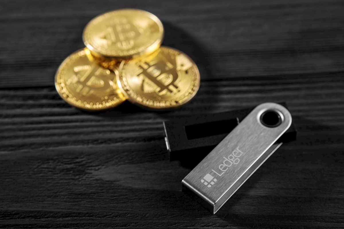 Ledger perto de moedas de bitcoin