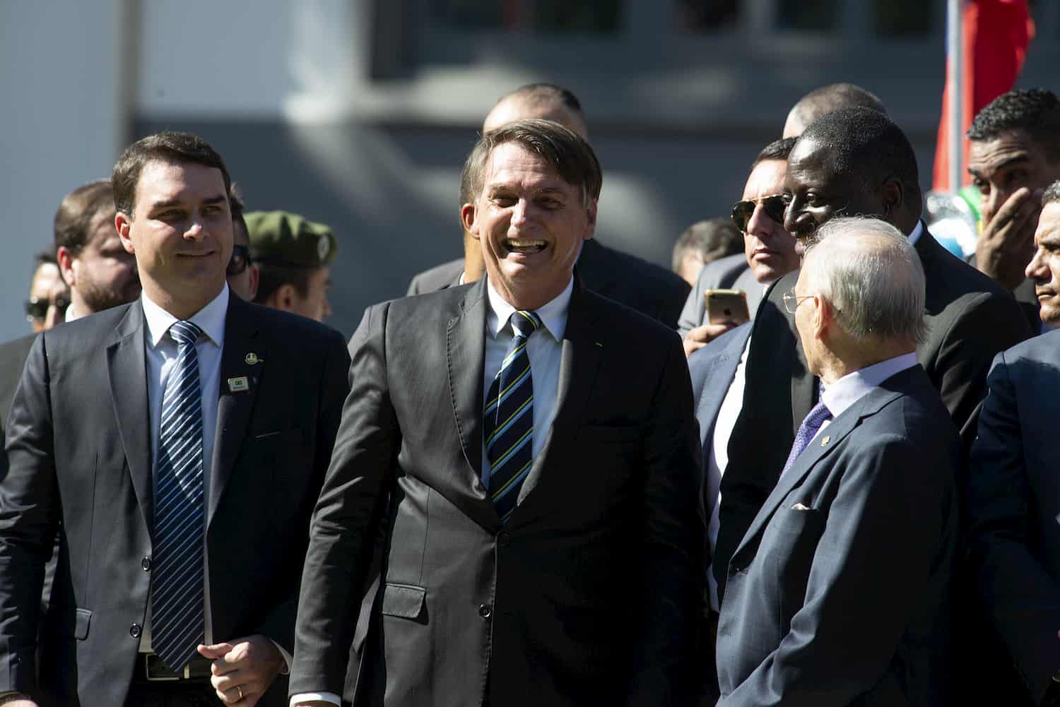 Bolsonaro andando sorrindo