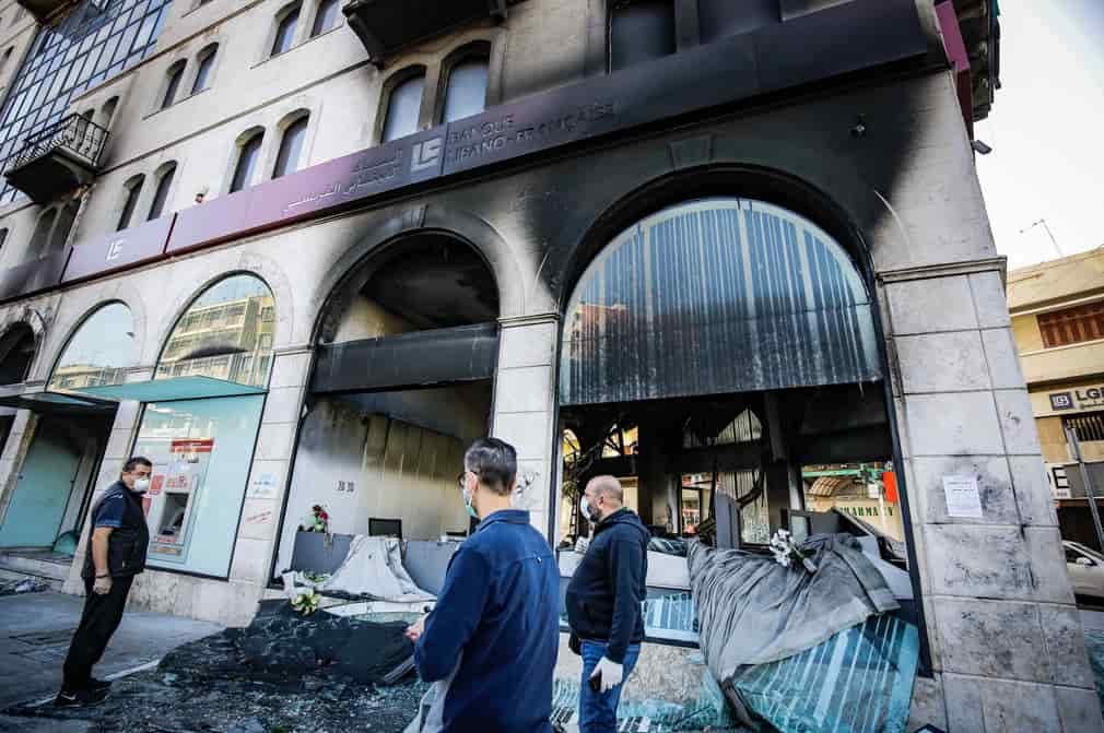 Bancos confiscam dinheiro, fecham e são queimados no Líbano