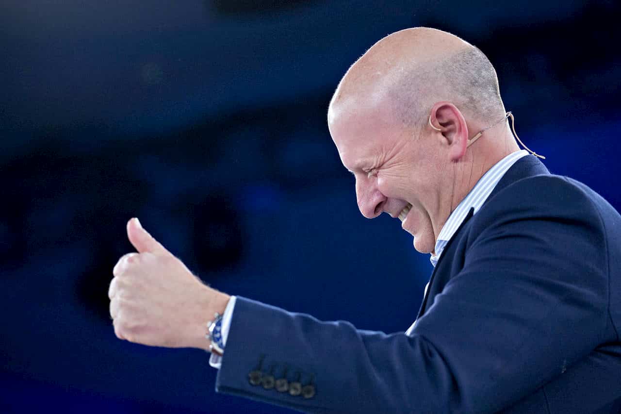 CEO Goldman Sachs dando joinha e feliz
