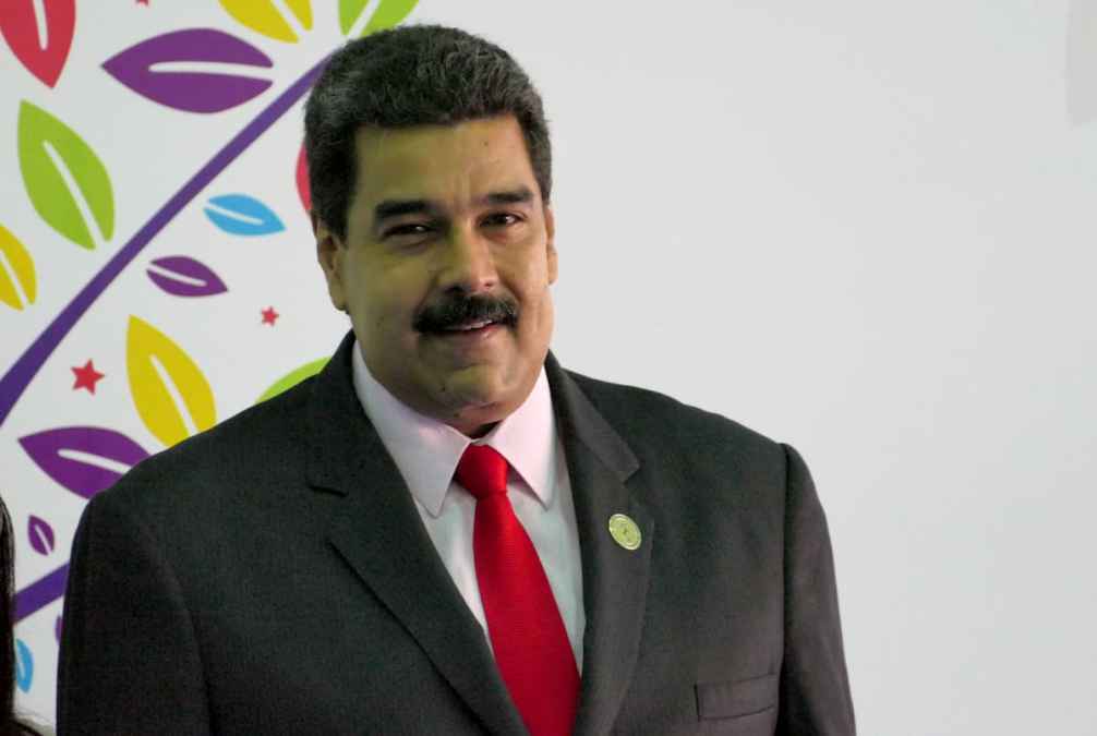Maduro distribui Petro para médicos em meio a crise