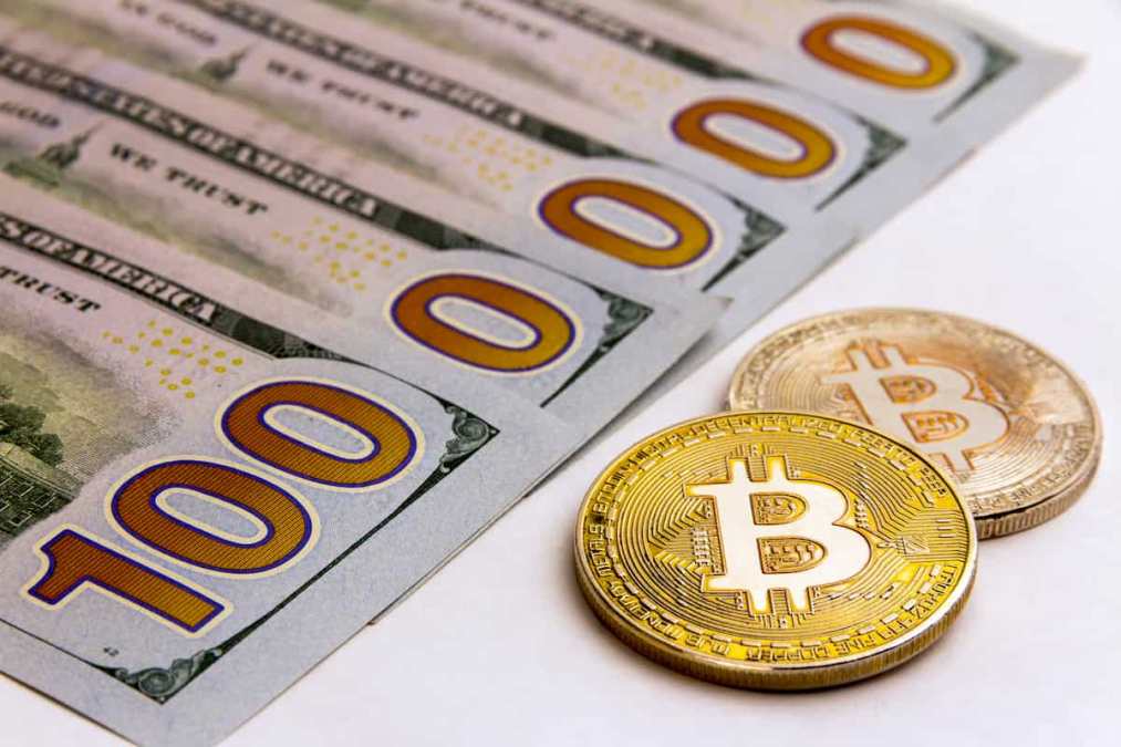 Bitcoin subiu tanto quanto o dólar em 2020