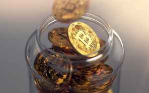 jarra com bitcoins guardados
