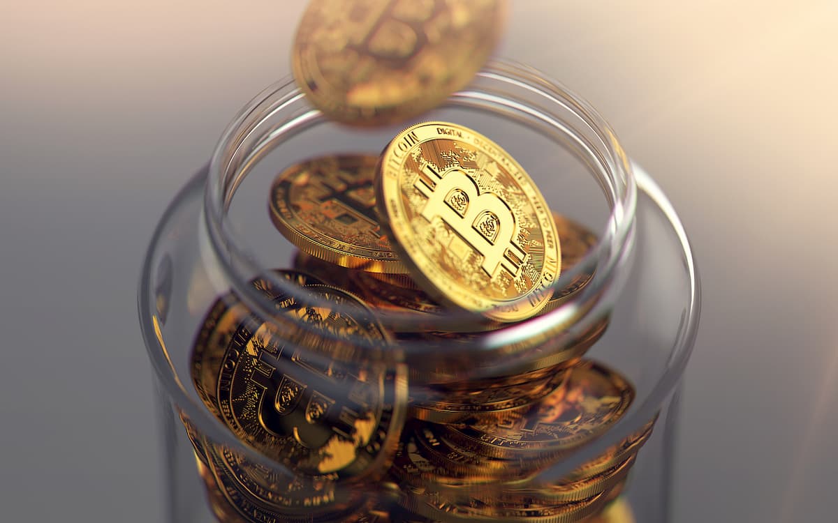 jarra com bitcoins guardados