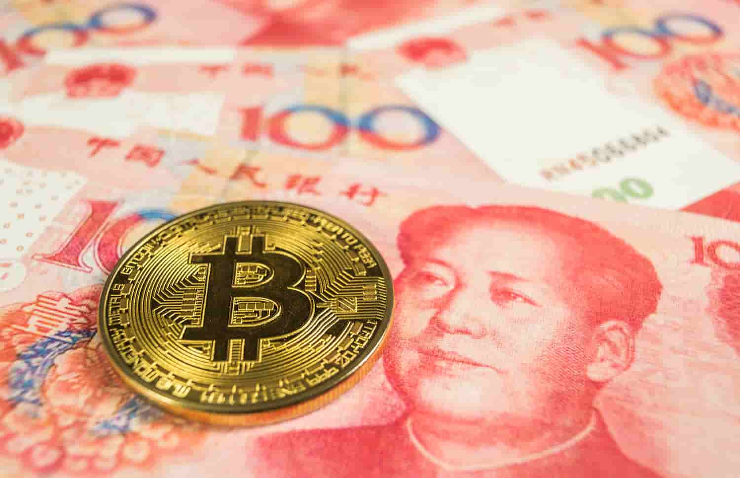 nota da moeda chinesa e moeda do bitcoin