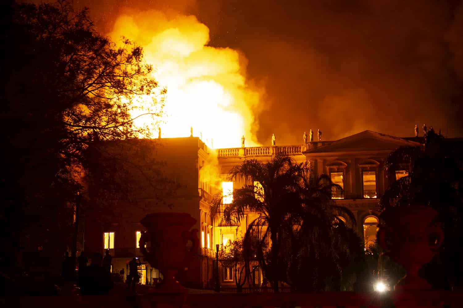 museu nacional do Brasil pegando fogo