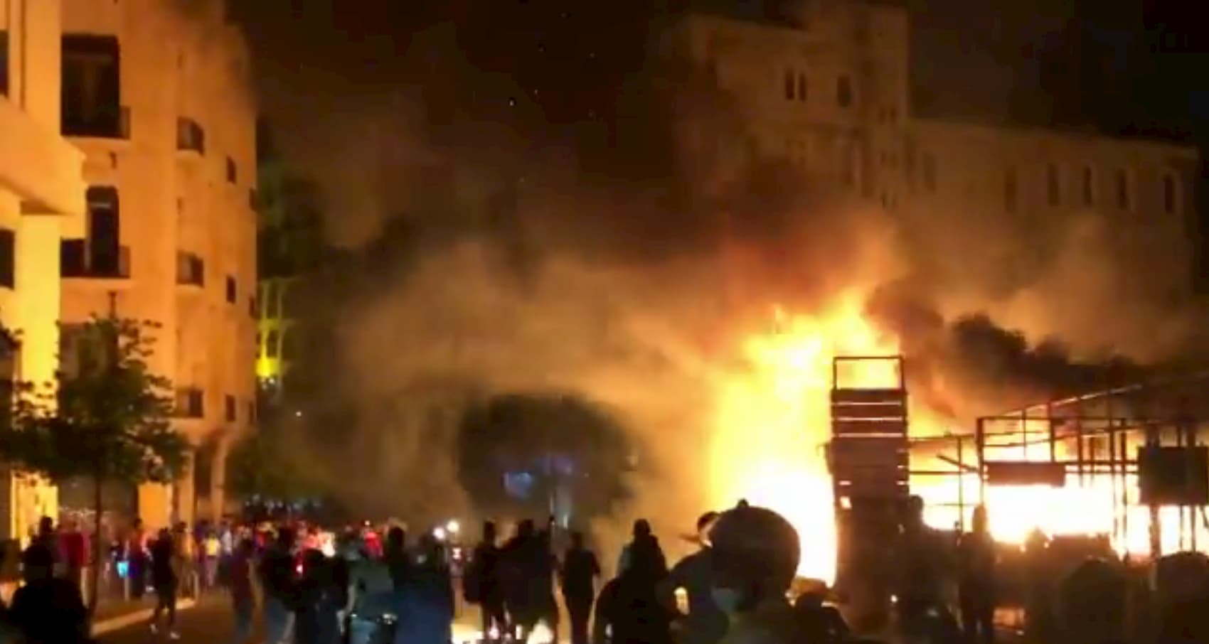 [Vídeo] Banco Central é incendiado e população se revolta no Líbano