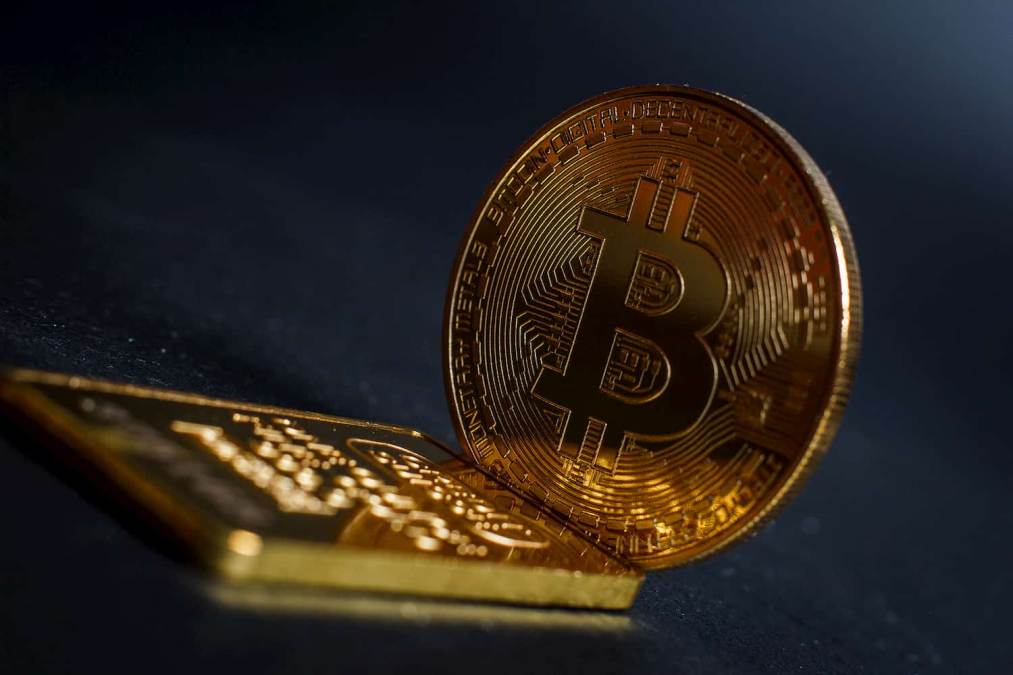 Preço do Bitcoin supera R$53 mil e ouro bate recorde