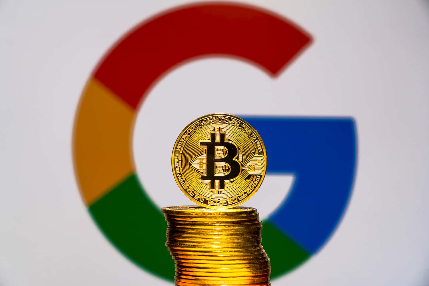 Logo do Google e moeda de bitcoin