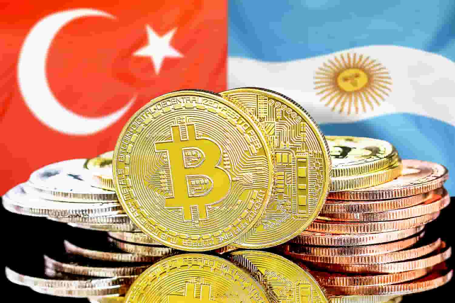 bandeira da argentina e turquina com moeda de bitcoin na frente