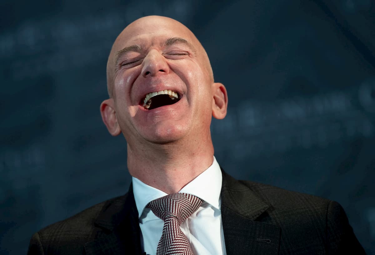 Jeff Bezos, CEO da Amazon rindo