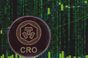 moeda CRO da Crypto.com com fundo verde de códigos