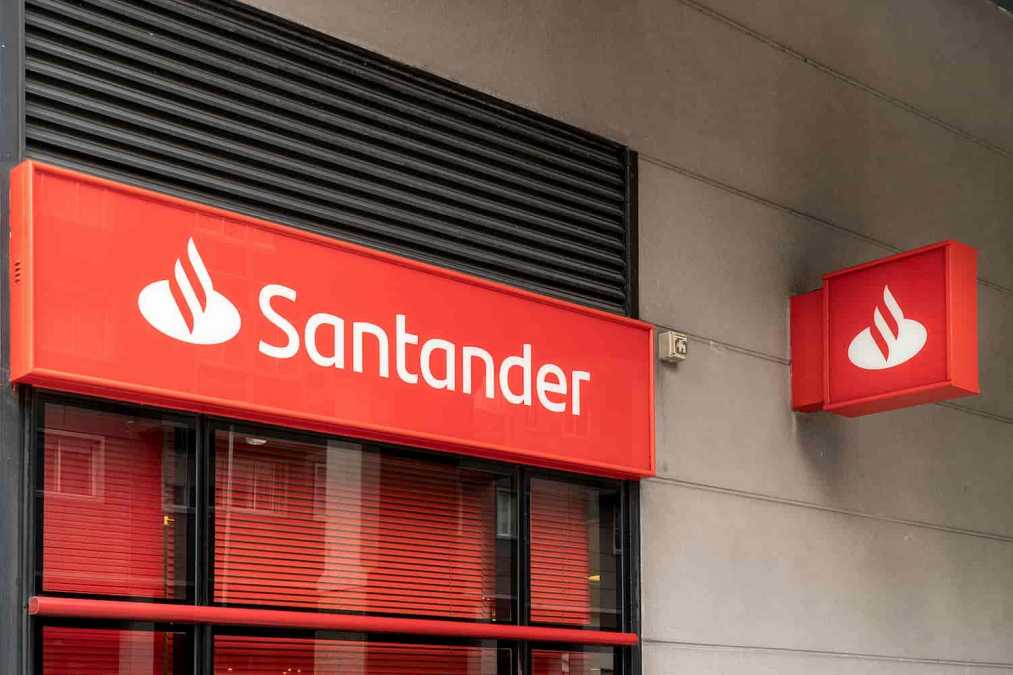 Santander diz que Bitcoin é usado em lavagem de dinheiro, mas é acusado de ajudar a lavar bilhões