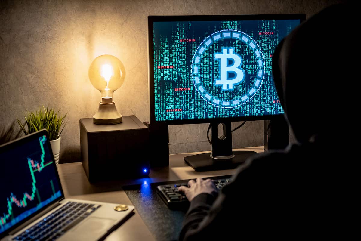 Hacker usando bitcoin para crimes na internet