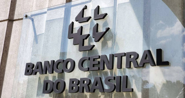 A criação do Plano Real em 1994 trouxe significativas mudanças positivas para a saúde do dinheiro brasileiro, livrando o país da hiperinflação