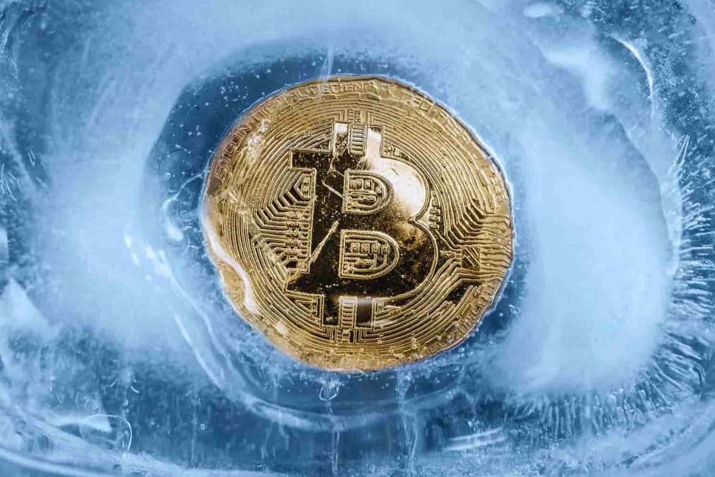 Exchange com volume de R$15 bilhões bloqueia saques e bitcoin cai