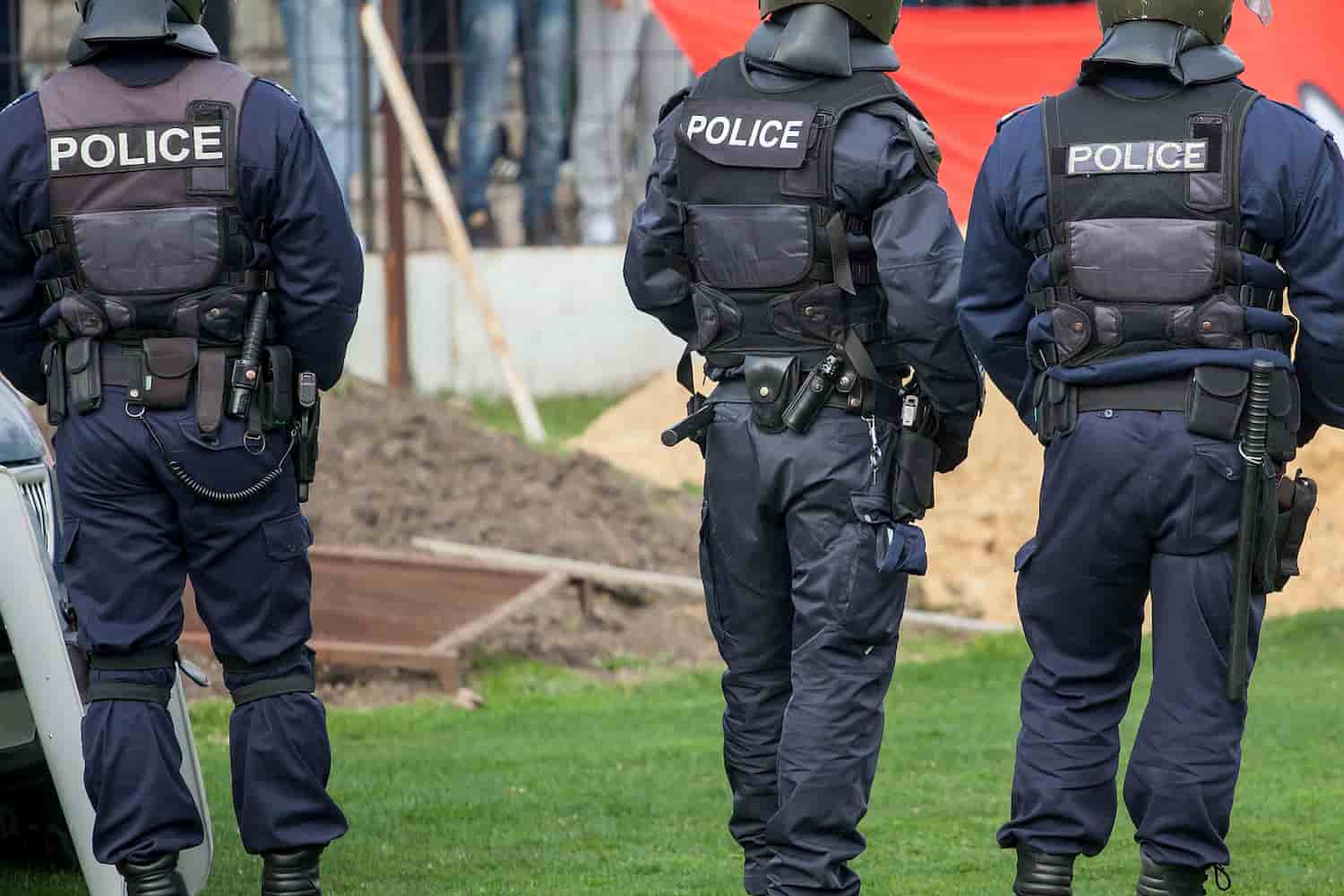 Políciais da Europa fardados de costas