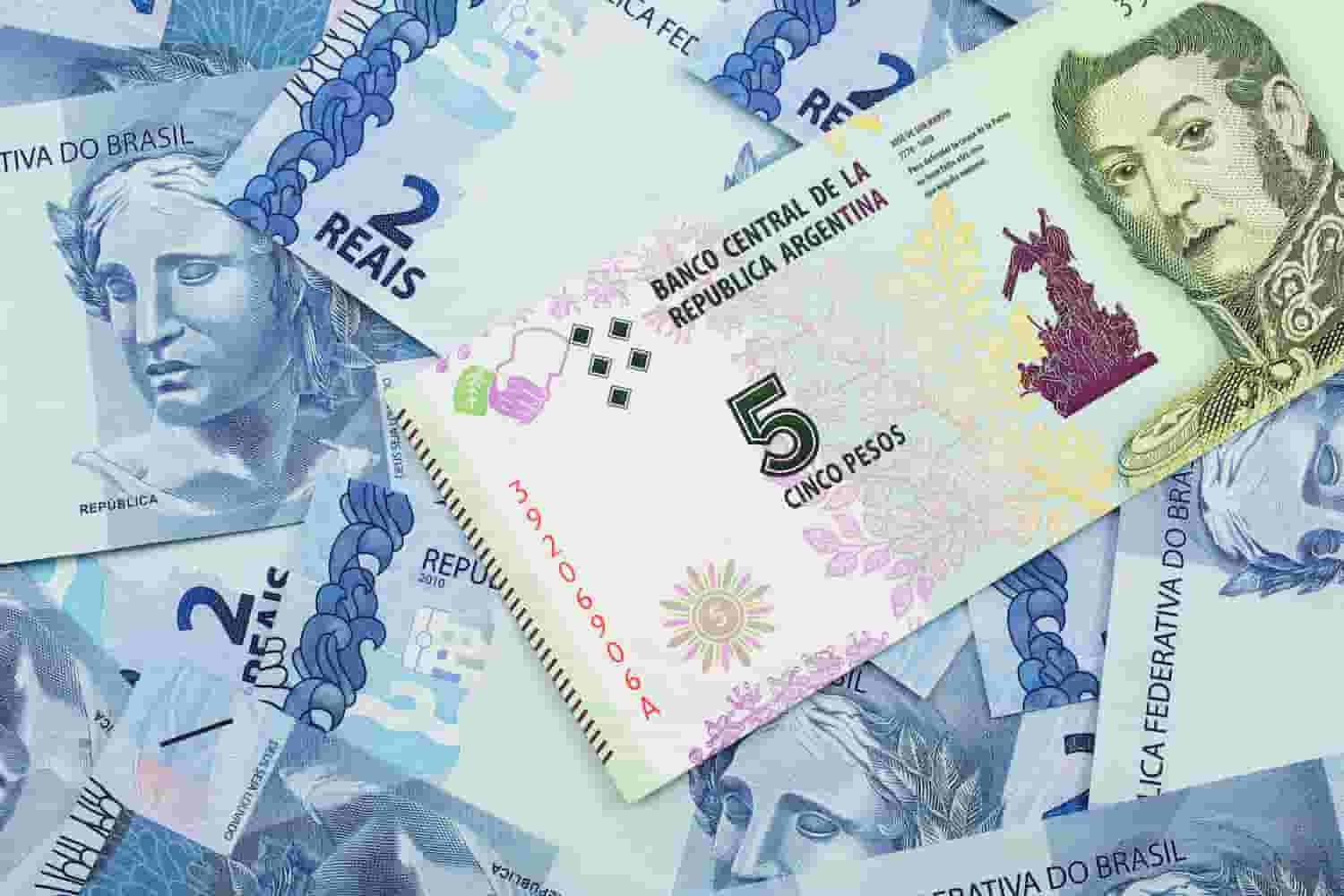nota de peso argentino acima de notas de real brasileiro
