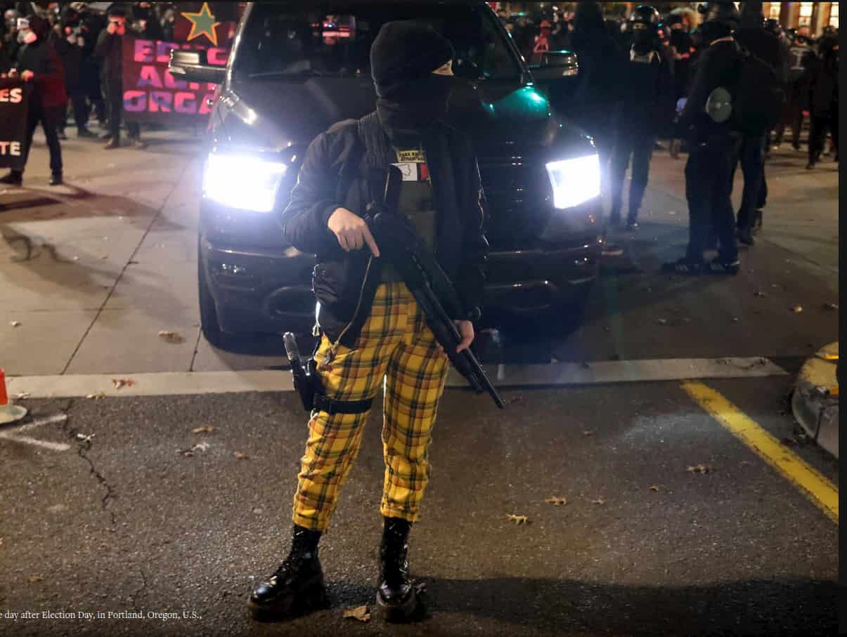 Mulher armada em protesto nos EUA