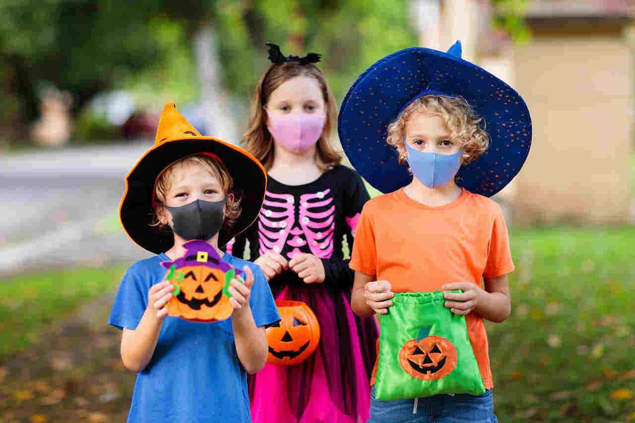 crianças recebem bitcoin no halloween
