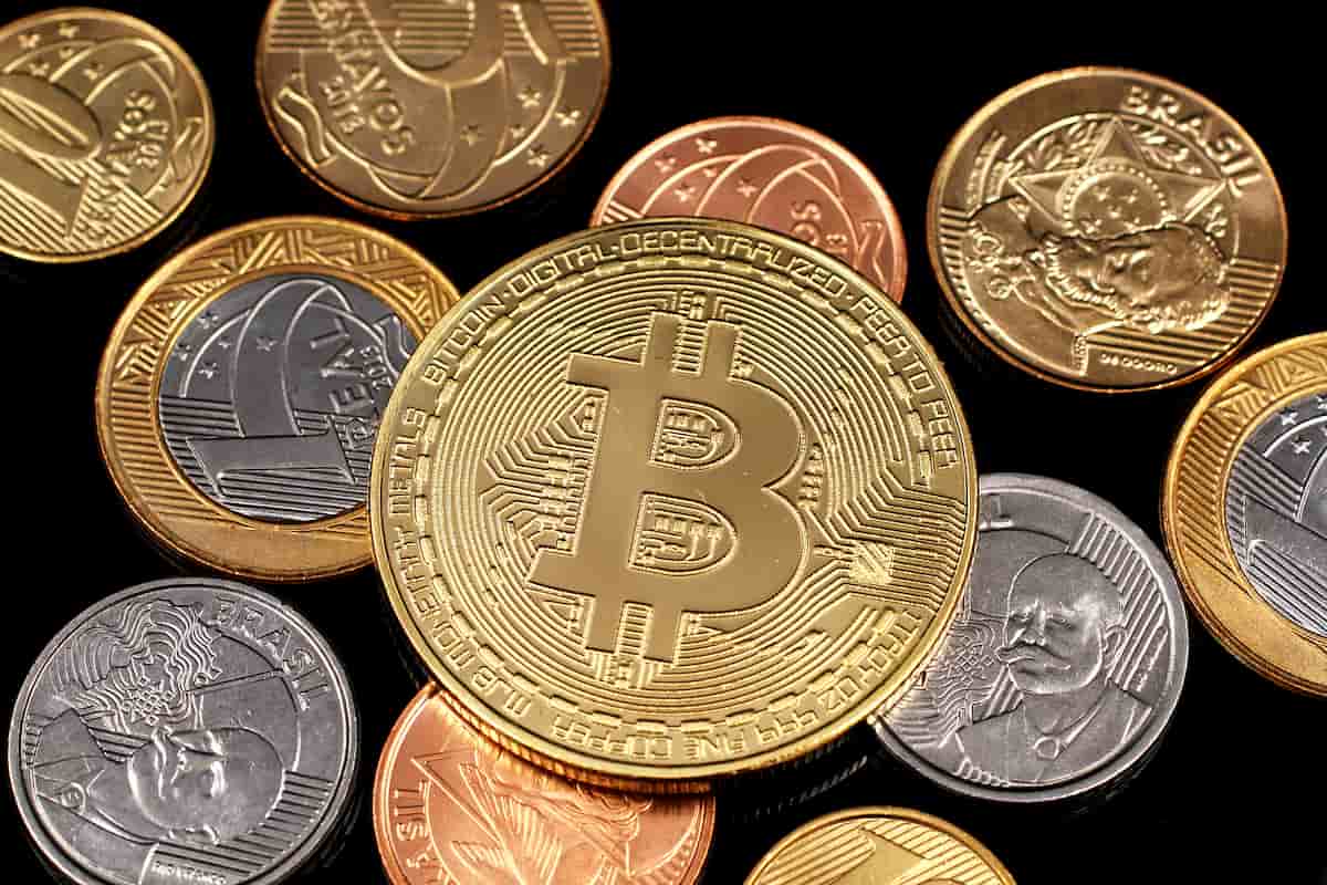 Bitcoin e moedas de reais