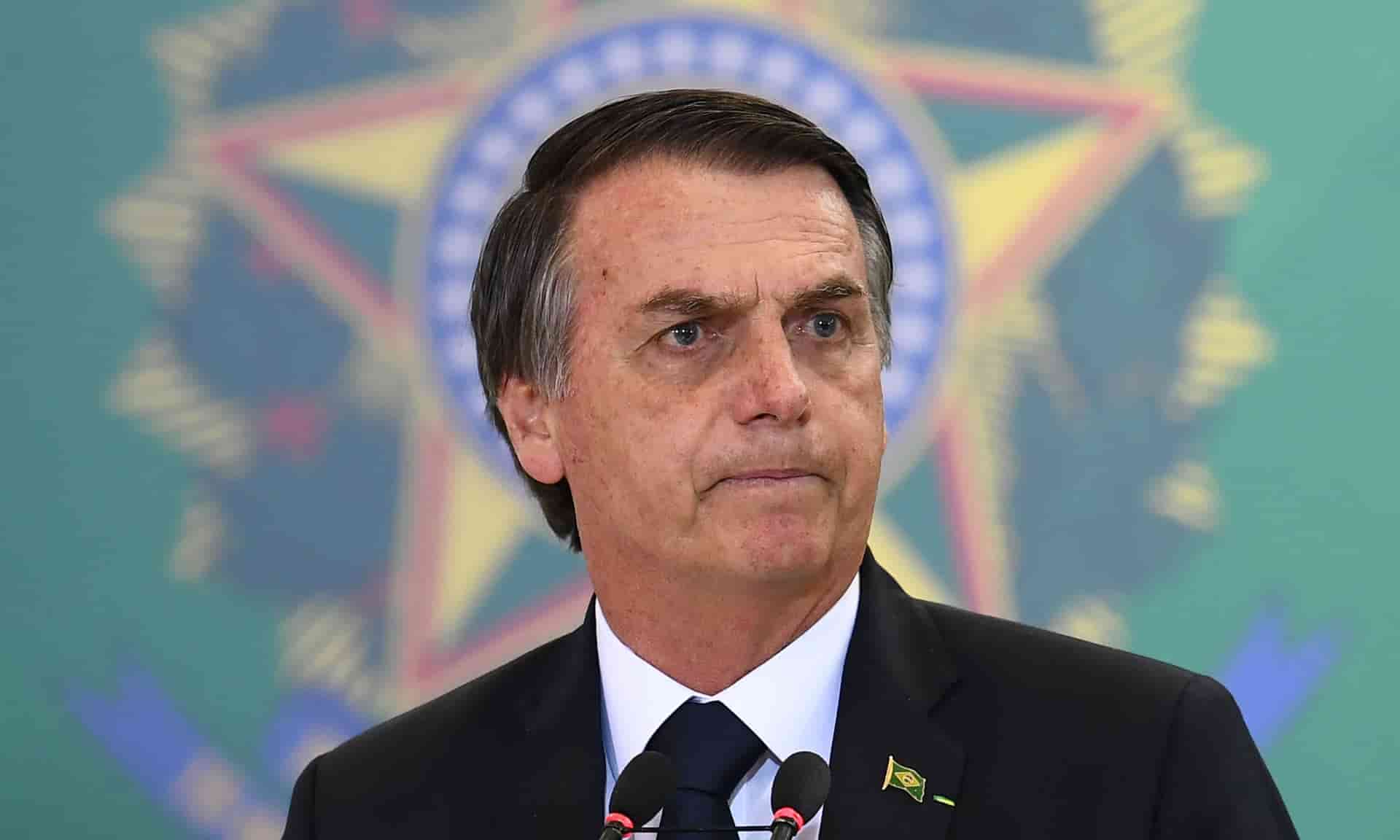 Bolsonaro ao fundo o brasão da República