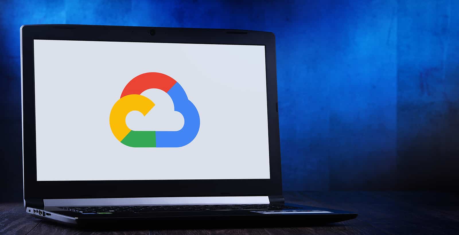 Computador com síbolo da Google Cloud