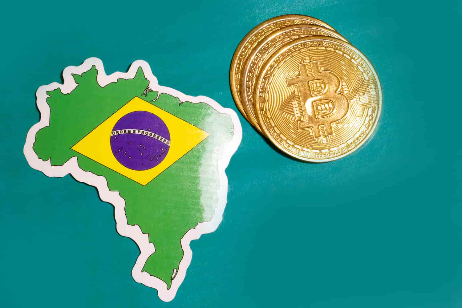 Moeda de bitcoin ao lado do território brasileiro